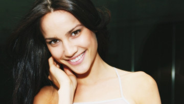 Картинка девушки rachael+finch брюнетка лицо улыбка