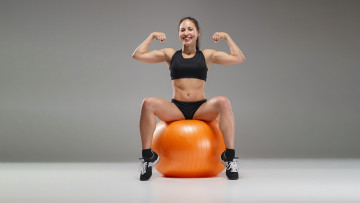 Картинка спорт фитнес шатенка мяч улыбка