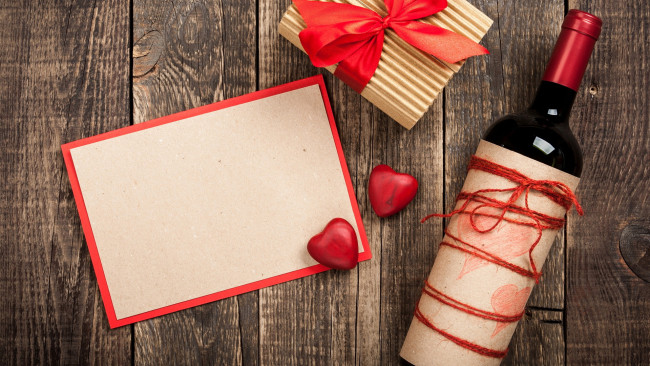 Обои картинки фото праздничные, день святого валентина,  сердечки,  любовь, бутылка, подарок, сердечки