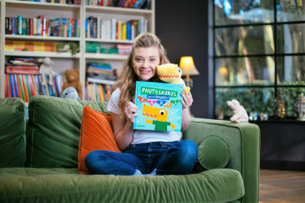 Картинка девушки natalie+dormer актриса книга диван шкаф