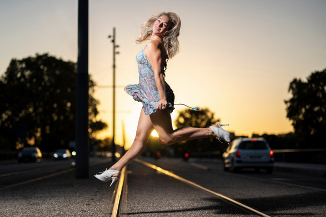 Обои картинки фото девушки, - блондинки,  светловолосые, вечер, блондинка, платье, прыжок