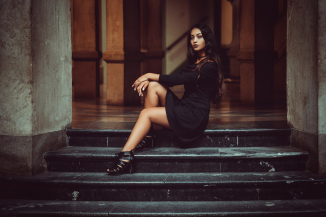 Обои картинки фото девушки, - брюнетки,  шатенки, брюнетка, поза, черное, платье, laura, gocht