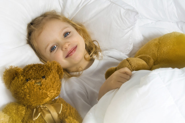 Обои картинки фото разное, дети, девочка, постель, мишки