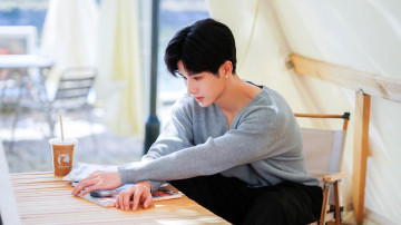 Картинка мужчины li+fei+richard актер свитер стол стакан