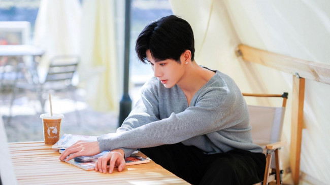 Обои картинки фото мужчины, li fei richard, актер, свитер, стол, стакан