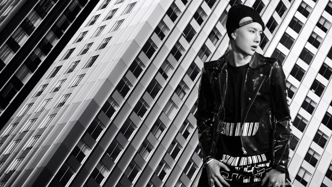 Обои картинки фото мужчины, wang yi bo, актер, шапка, куртка, наряд, блондин