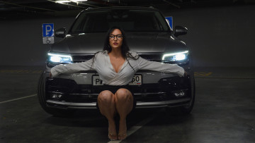 обоя автомобили, -авто с девушками, volkswagen, tiguan, upskirt, под, юбкой, тень, сидит, вид, спереди