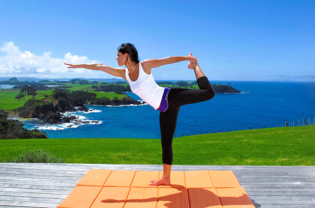 Обои картинки фото девушки, melisa mendiny , kristina uhrinova, брюнетка, йога, майка, лосины, коврик, пейзаж