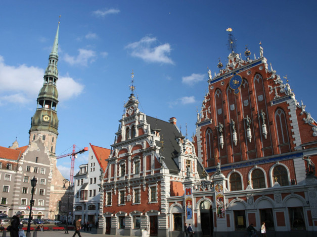 Обои картинки фото рига, дом, Черноголовых, церковь, петра, города, латвия