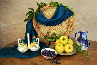 Картинка еда натюрморт корзина кувшин голубика яблоки