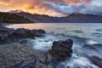 Картинка природа побережье пляж океан галька камни тучи лес горы волны