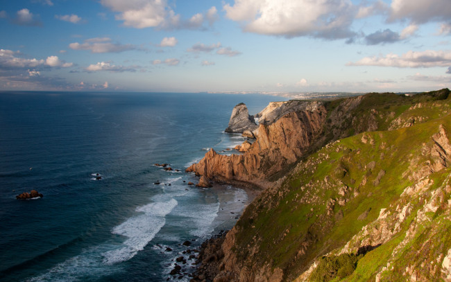 Обои картинки фото природа, побережье, океан, пляж, волны, обрывистый, берег, горизонт, облака