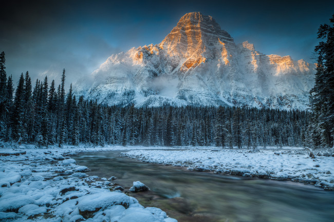 Обои картинки фото mount, chephren, banff, national, park, alberta, canada, природа, горы, банф, альберта, канада, река, лес, зима, деревья
