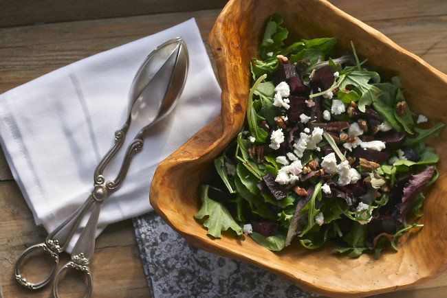 Обои картинки фото еда, салаты, закуски, салат, свекла, козий, сыр, орехи, щипцы