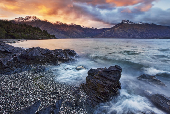 Обои картинки фото природа, побережье, пляж, океан, галька, камни, тучи, лес, горы, волны