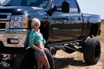 Картинка автомобили авто+с+девушками поза девушка авто