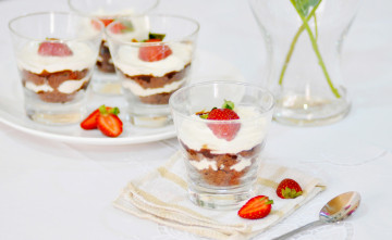 Картинка еда мороженое +десерты клубника крем десерт