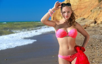 обоя alessandra a, девушки, -unsort , блондинки, бюстье, трусики, море, природа, лицо, шатенка, купальник, солнцезащитные очки, придерживает на голове, шикарное тело, красивая