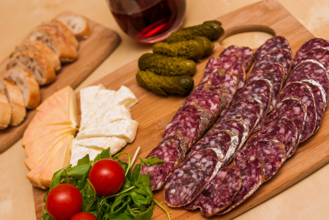 Обои картинки фото еда, колбасные изделия, нарезка, томаты, помидоры