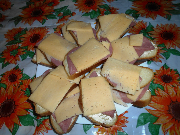 Обои картинки фото еда, бутерброды,  гамбургеры,  канапе, колбаса, хлеб, сыр