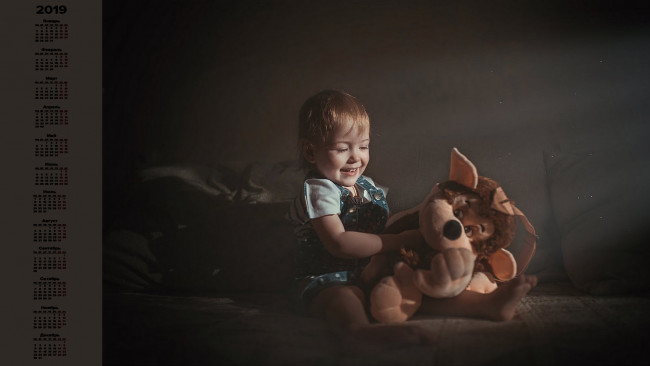 Обои картинки фото календари, дети, улыбка, игрушка, ребенок