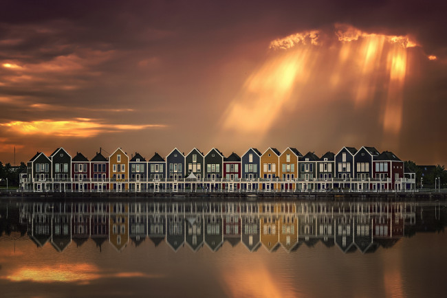 Обои картинки фото города, - здания,  дома, город, вода, небо, облака, тучи, домики, свет, отражения