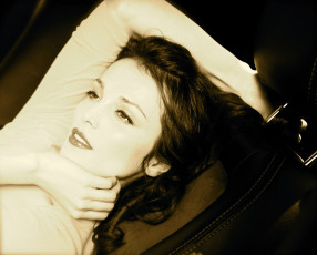 Картинка музыка сати+казанова певица черно-белая лицо