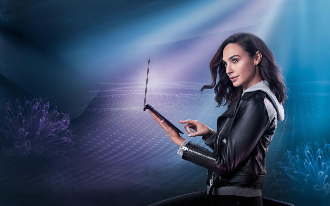 Обои картинки фото девушки, gal gadot, актриса, куртка, ноутбук