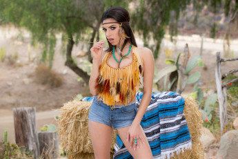 обоя darcie dolce, девушки, darcie, dolce, cosplay, девушка, модель, брюнетка, поза, стройная, сексуальная, флирт