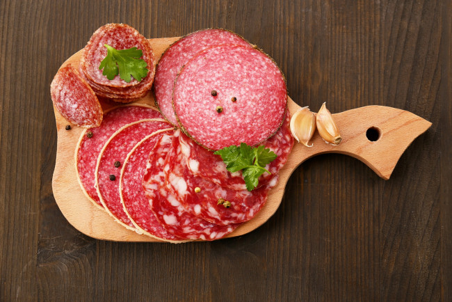 Обои картинки фото еда, колбасные изделия, чеснок, копченая, колбаса, ассорти