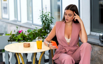 Картинка девушки -+брюнетки +шатенки шатенка костюм телефон столик кафе