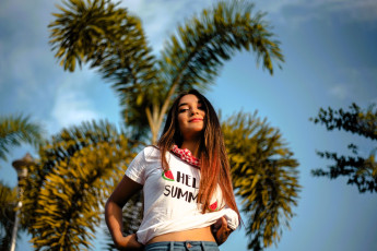 Картинка девушки -+брюнетки +шатенки шатенка футболка пальмы небо