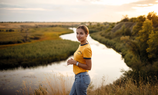 Обои картинки фото девушки, - брюнетки,  шатенки, русая, футболка, джинсы, природа, река