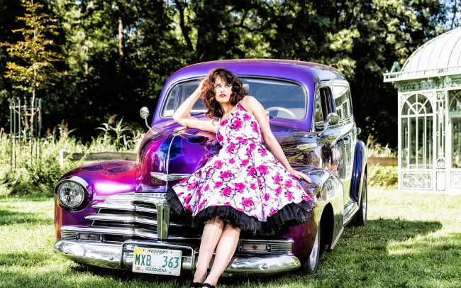 Обои картинки фото автомобили, -авто с девушками, шатенка, платье, машина, ретро, фиолетовая, лужайка