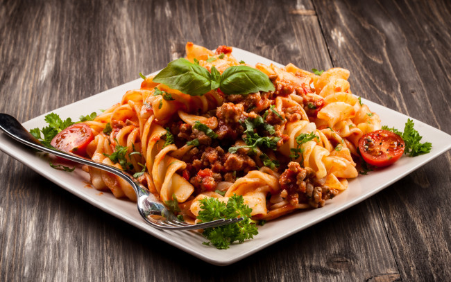 Обои картинки фото еда, макароны,  макаронные блюда, паста, соус, помидоры, базилик