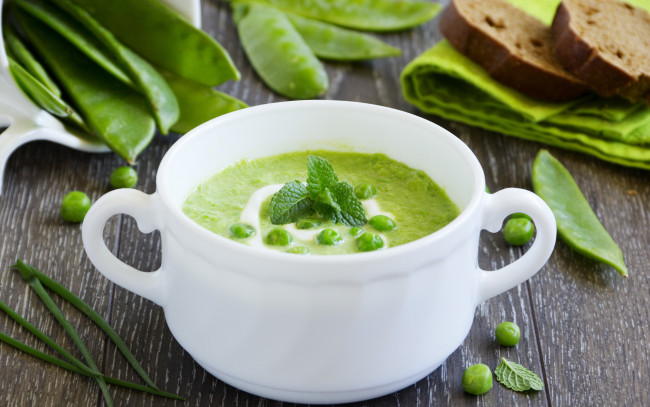 Обои картинки фото еда, первые блюда, зеленый, горошей, суп, мята, хлеб