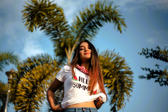 Обои картинки фото девушки, - брюнетки,  шатенки, шатенка, футболка, пальмы, небо