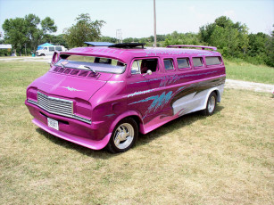 Картинка автомобили выставки уличные фото