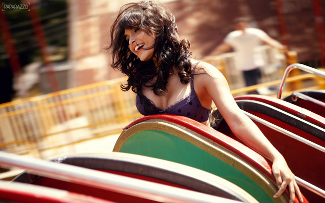 Обои картинки фото Dayane Alencar, девушки, деревья, посадочные, огни, настроение, карусель