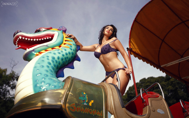 Обои картинки фото Dayane Alencar, девушки, деревянный, пол, шорты, сапоги, lingerie, карусель