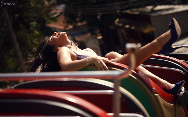 Обои картинки фото Dayane Alencar, девушки, карусель