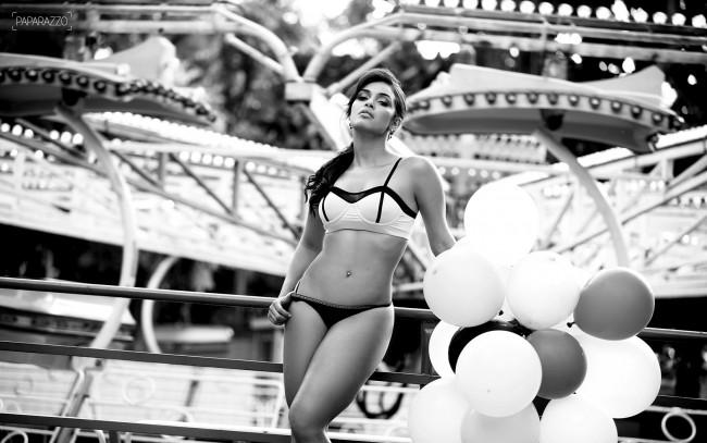 Обои картинки фото Dayane Alencar, девушки, lingerie, воздушные, шары, карусель