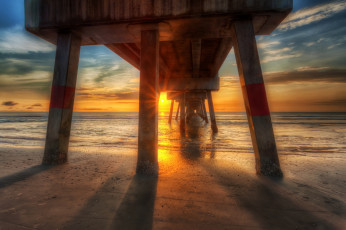 Картинка природа восходы закаты мост океан пляж тучи зарево горизонт