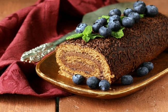 Обои картинки фото еда, пирожные,  кексы,  печенье, рулет, черника, ягоды