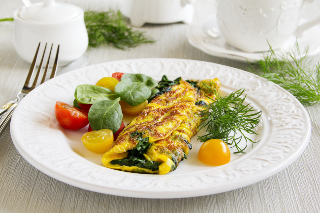 Обои картинки фото еда, Яичные блюда, шпинат, омлет