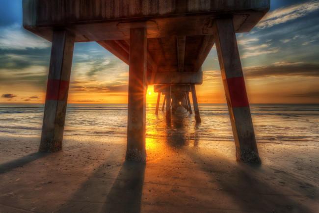 Обои картинки фото природа, восходы, закаты, мост, океан, пляж, тучи, зарево, горизонт