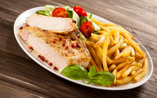 Обои картинки фото еда, мясные блюда, tomato, meat, помидор, специи, мясо, картофель, spices