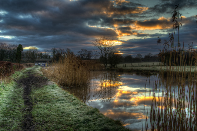 Обои картинки фото природа, дороги, тучи, река, тропинка