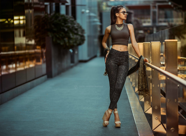 Обои картинки фото девушки, -unsort , брюнетки, темноволосые, очки, высокие, каблуки, girls, high, heels, urban, город