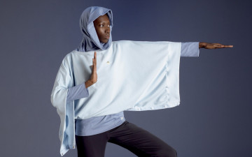 Картинка девушки -+темнокожие балахон капюшон штаны стойка